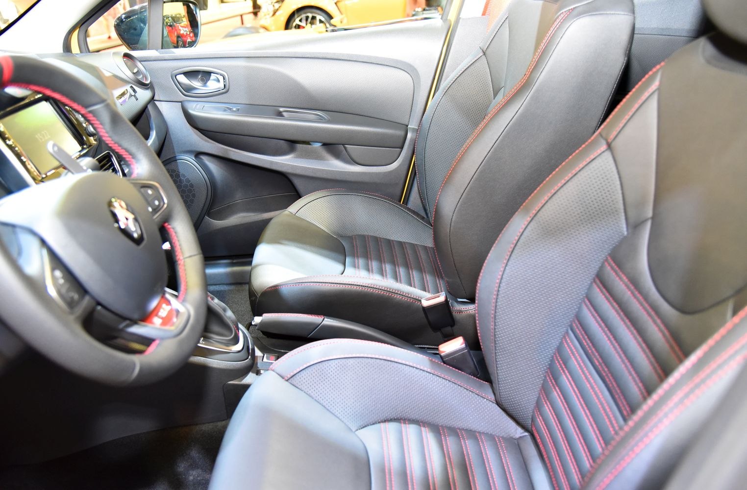 Jeu De Housses De Sièges Sur Mesure Pour Renault Clio IV (2012-2019) - Tissu Velours Et Revêtement, Coutures Airbag Safe | Protection Et Renouveau Intérieur Voiture