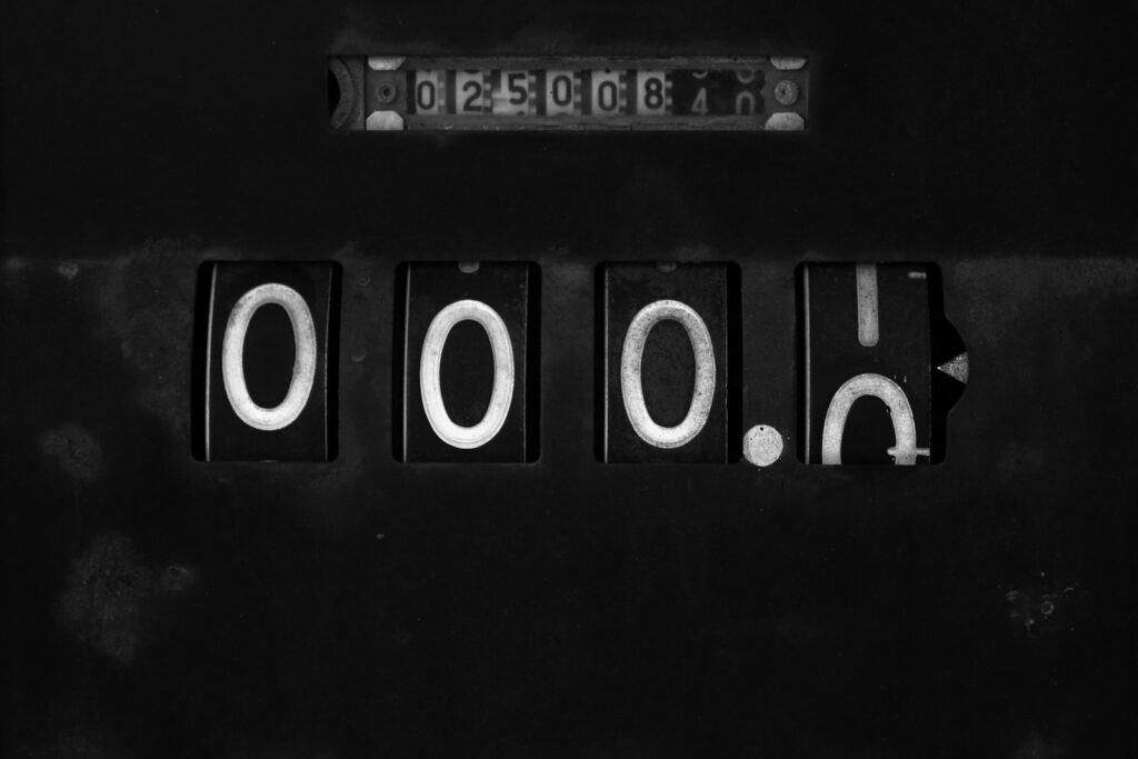 μια ασπρόμαυρη φωτογραφία της λέξης boo σε μια μηχανή