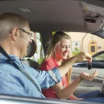 dziadek przekazuje wnuczce kluczyki do auta